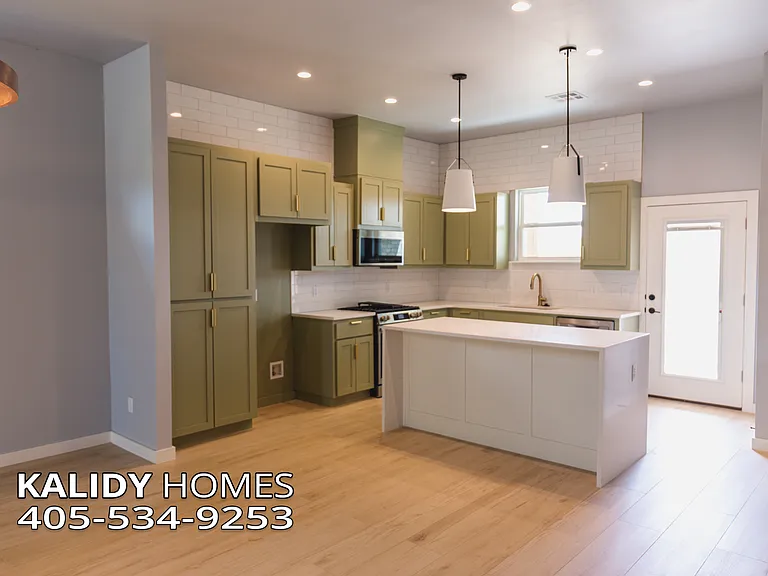 905 S Howard Ave — Photo 3