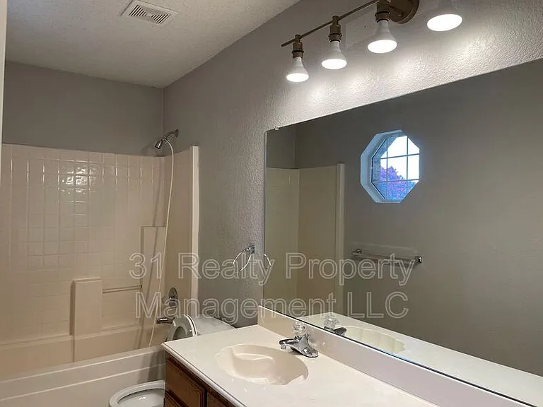 1304 Rosewood Ln — Photo 10