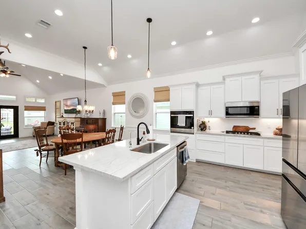 111 Alder Loop, Anahuac, TX 77514