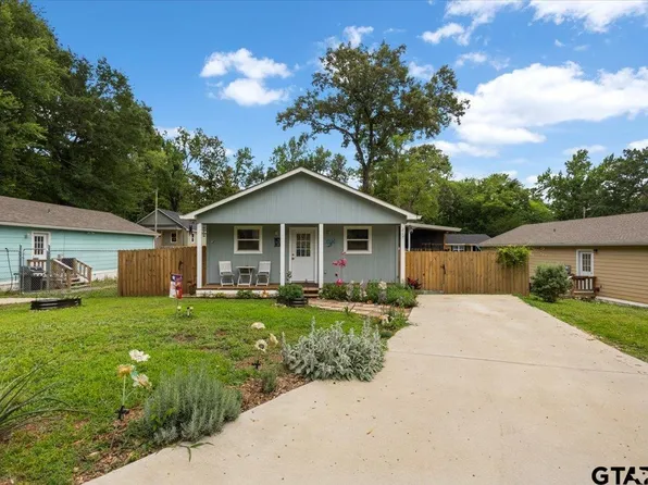 215 Hull Ave, Gladewater, TX 75647