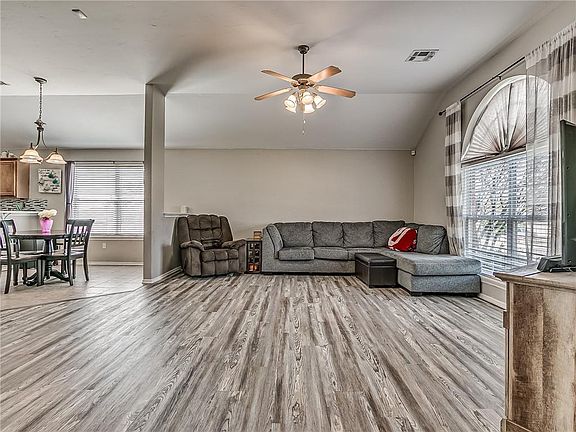 5th image of 800 Cavecreek St