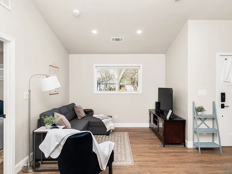 265 E 6th Ave #1 — Photo 7