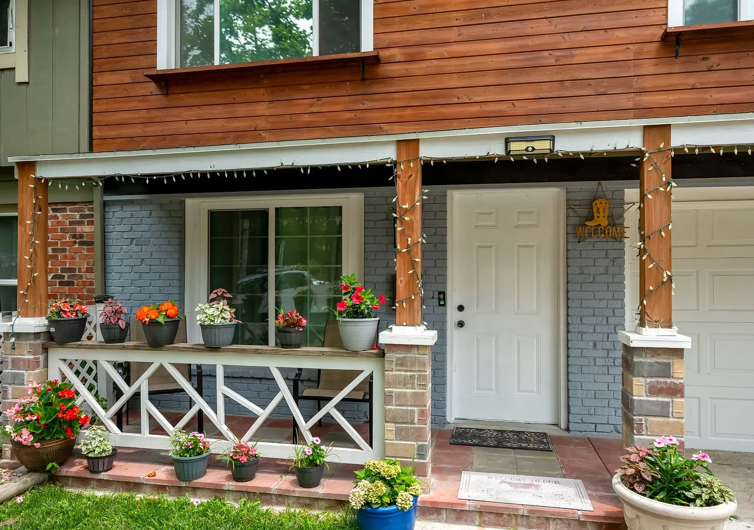 3 Bedroom Townhome With Fenced Yard and 1 Car Garage — Photo 2