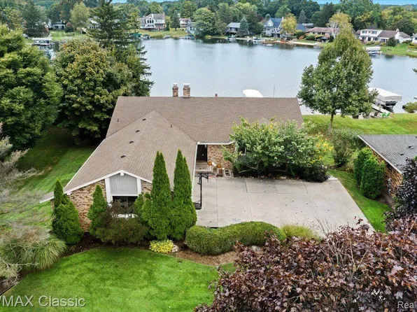 2944 Windwood Ct, Commerce Township, MI 48382