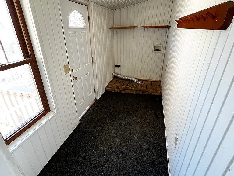Laundry hookups/mud room