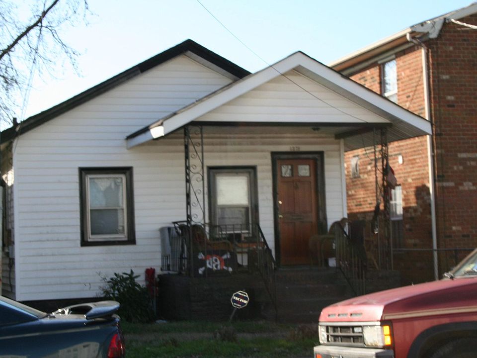 1st image of 823 W 42nd St