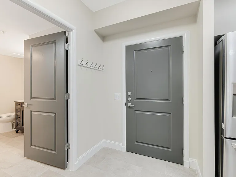 1021 N Garfield St — Photo 3