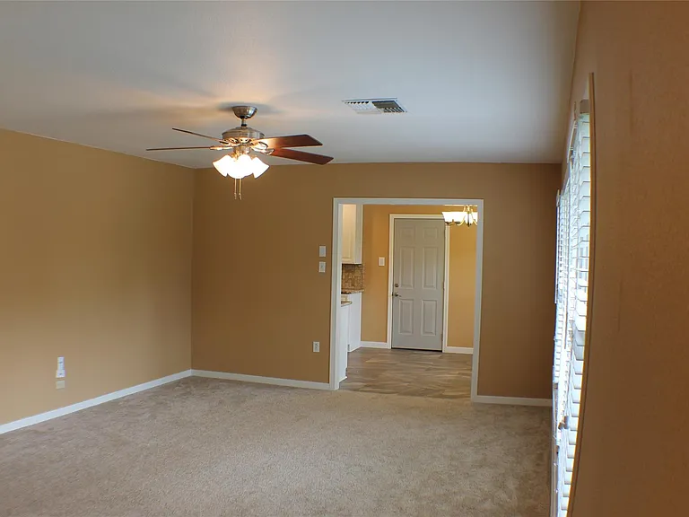 808 E Tom Green St — Photo 5