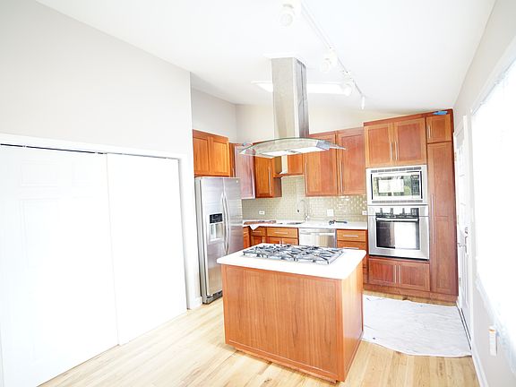 3rd image of 29 E Vermont St