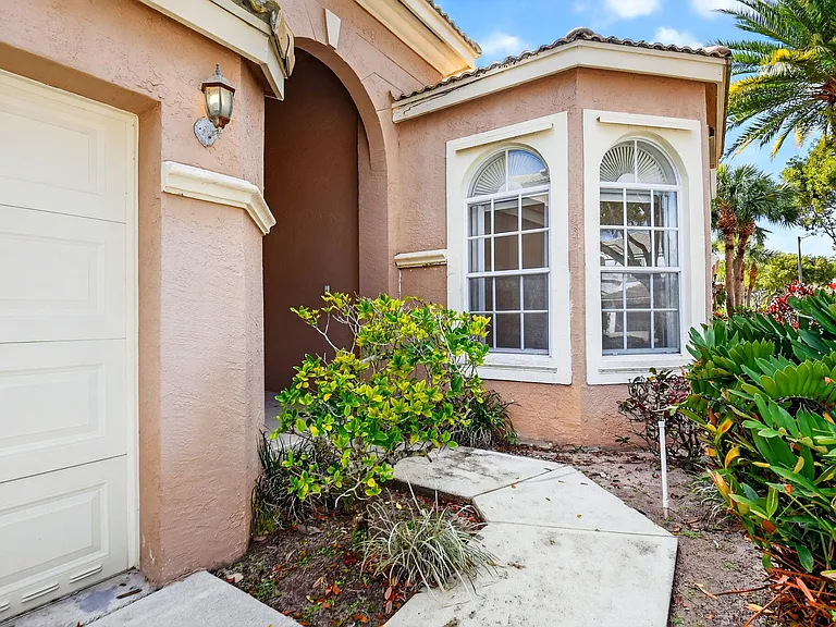2431 Westmont Dr — Photo 3