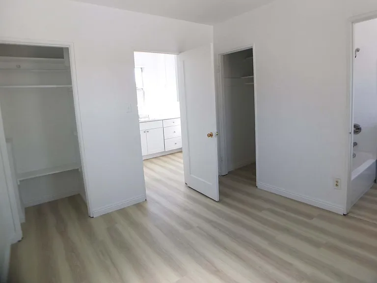 224 S Grand Ave — Photo 17