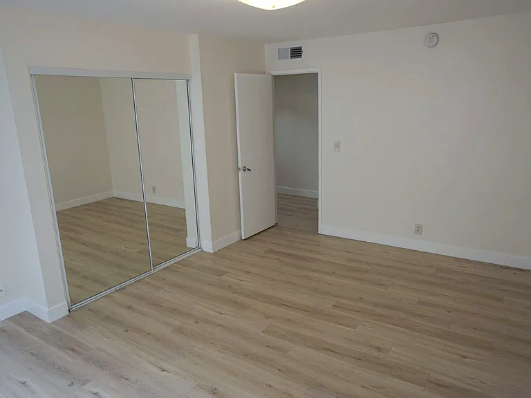 2121 Beloit Ave #206 — Photo 8