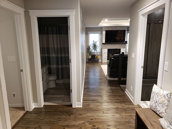 4th image of 9421 Oxford Ave