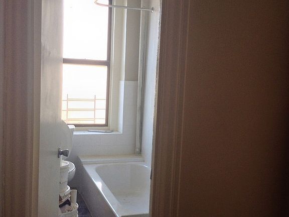 5th image of 566 Parkside Ave APT 10A