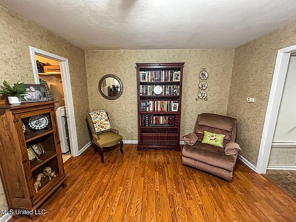 5th image of 342 Lakebend Dr
