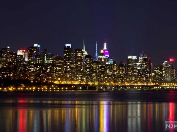 9 Somerset Ln Unit 622, Edgewater, NJ 07020