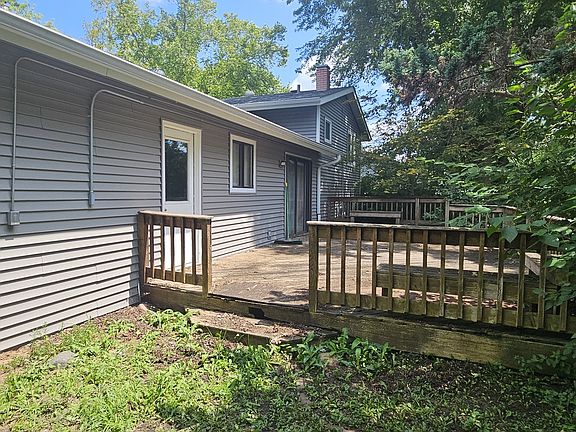 4th image of 990 Camelot Dr