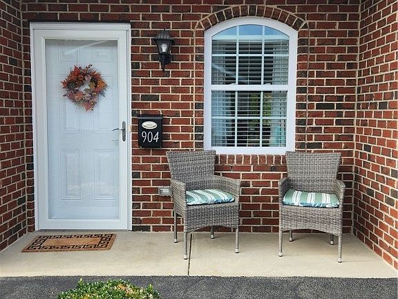 3rd image of 904 Valentina Ln