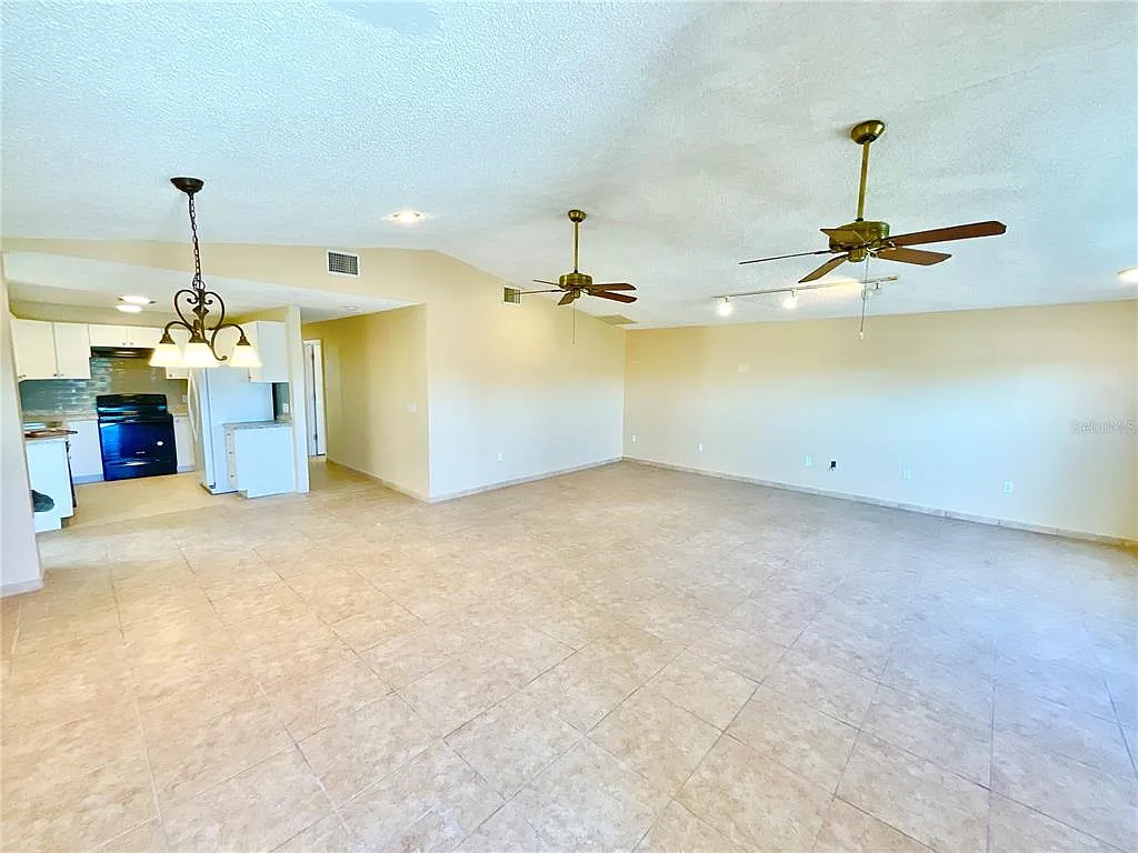 4 bed, 2.0 bath, 1588 sqft, $1,950 — Photo 2