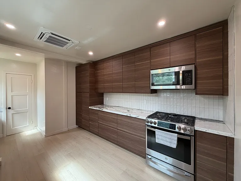 624 W Howard St #A — Photo 4