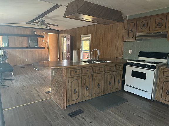 Kitchen with Sink and Oven