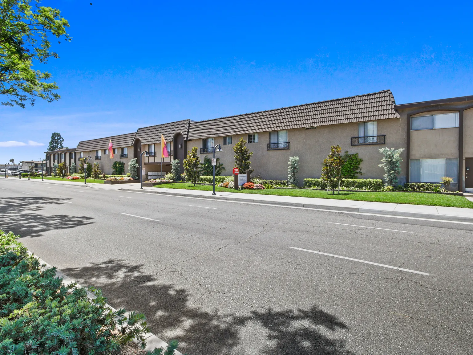 Lakewood Apartments — Photo 1