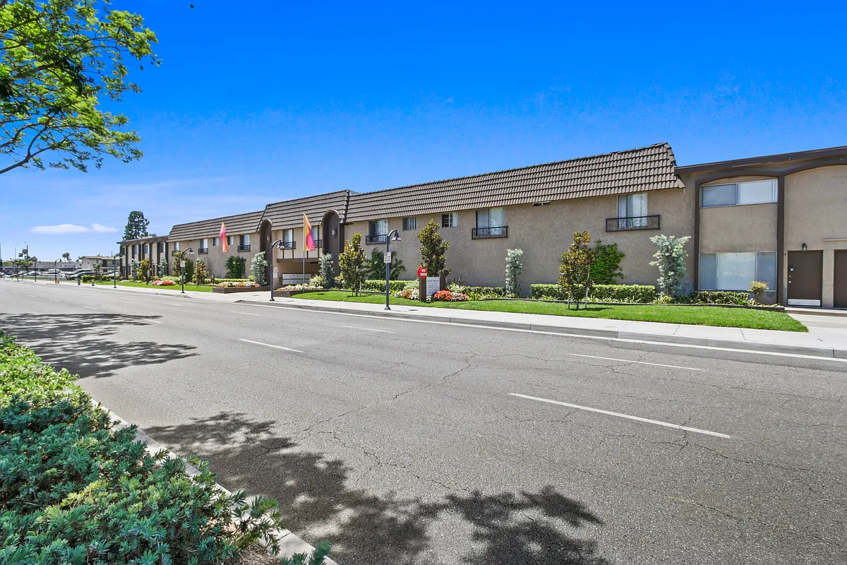 Building Photo - Lakewood Apartments