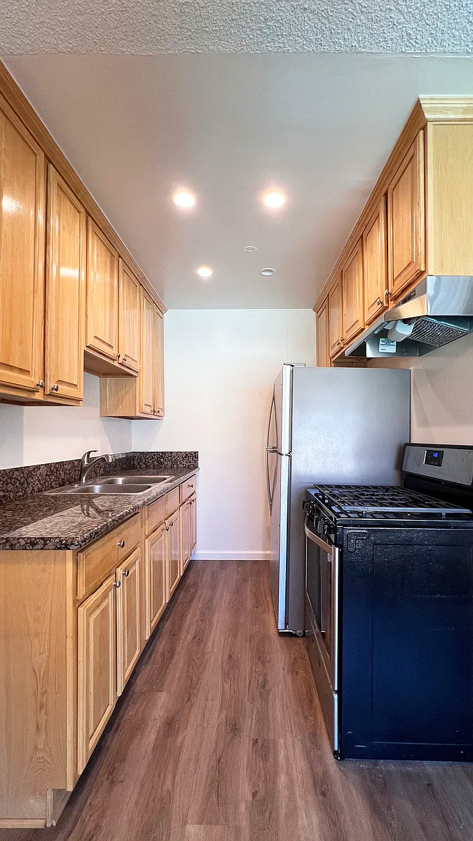 Building Photo - 2540 S Barrington Ave #3