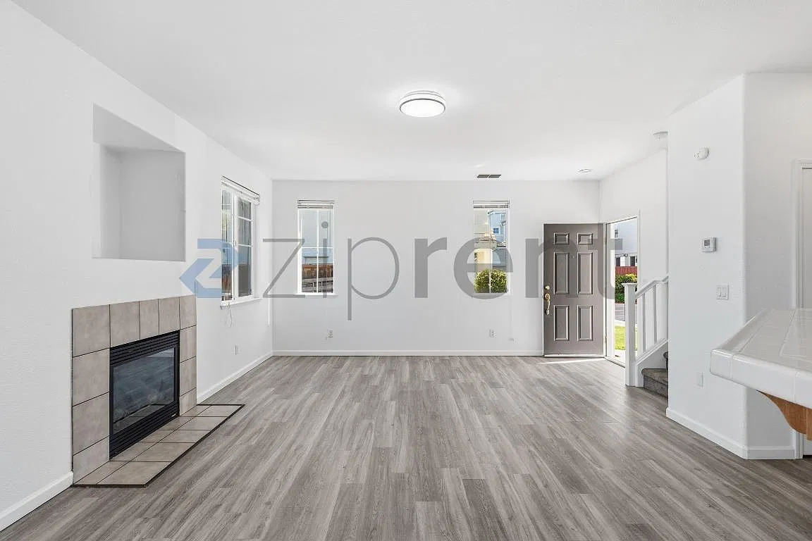 3 bed, 2.5 bath, 1361 sqft, $3,255 — Photo 3