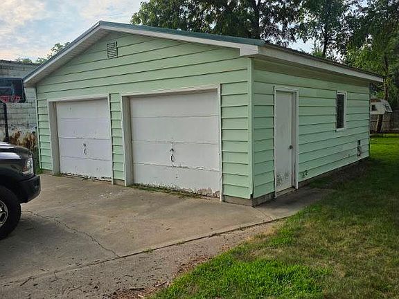 2nd image of 734 8th St