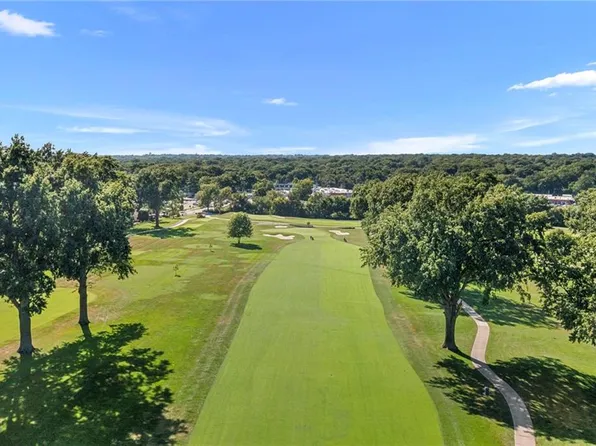 3512 W 71st St, Prairie Village, KS 66208