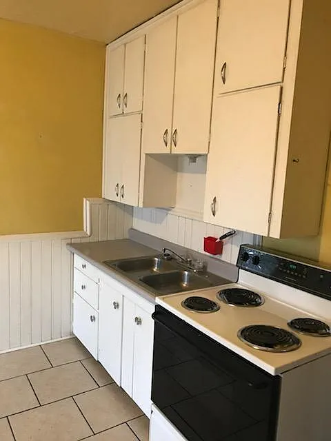 Building Photo - 630 W Augusta Ave #2