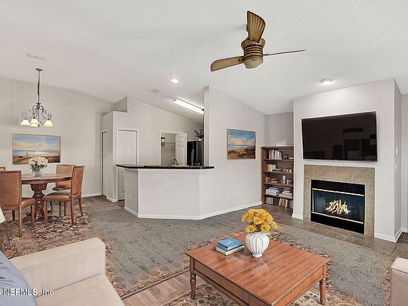 4th image of 215 JARDIN DE MER Place