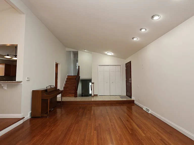 613 Leamington Ave — Photo 4