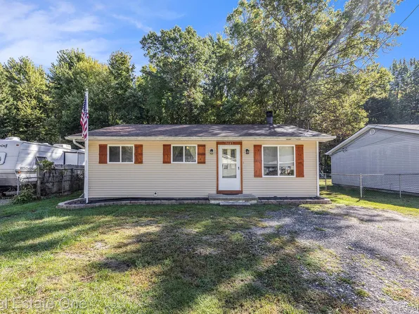 9445 Lakepointe Blvd, Clay, MI 48001