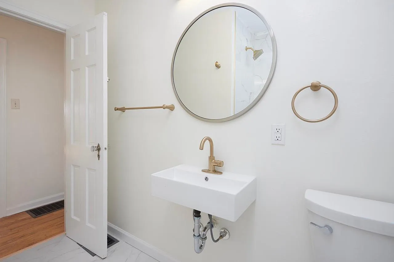 208 S Clark St — Photo 4
