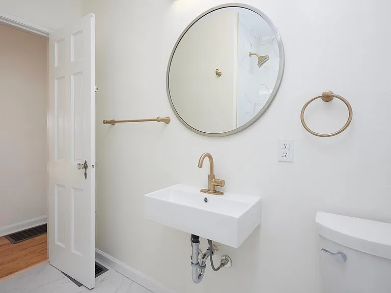 208 S Clark St — Photo 4