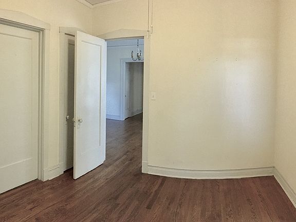 3rd image of 5752 N Winthrop Ave