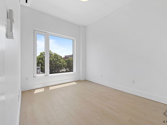5th image of 833 Maple St #5R