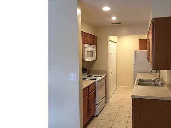 3rd image of 953 SW 16th St