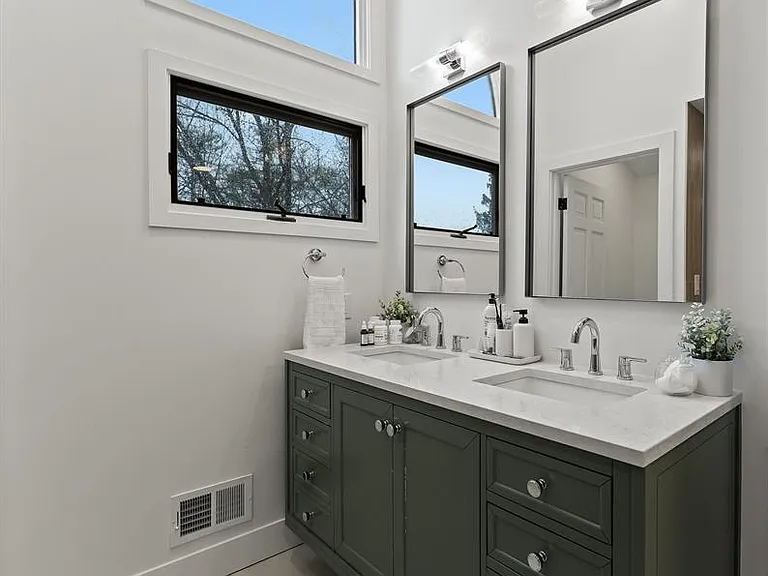 1935 Hillwood Dr — Photo 24