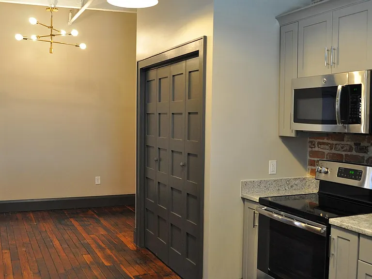 530 Craghead St #204 — Photo 9