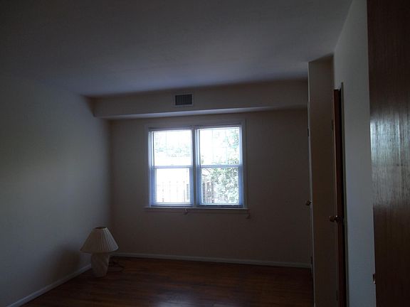 3rd image of 136 Greenleaf Ave APT 3B