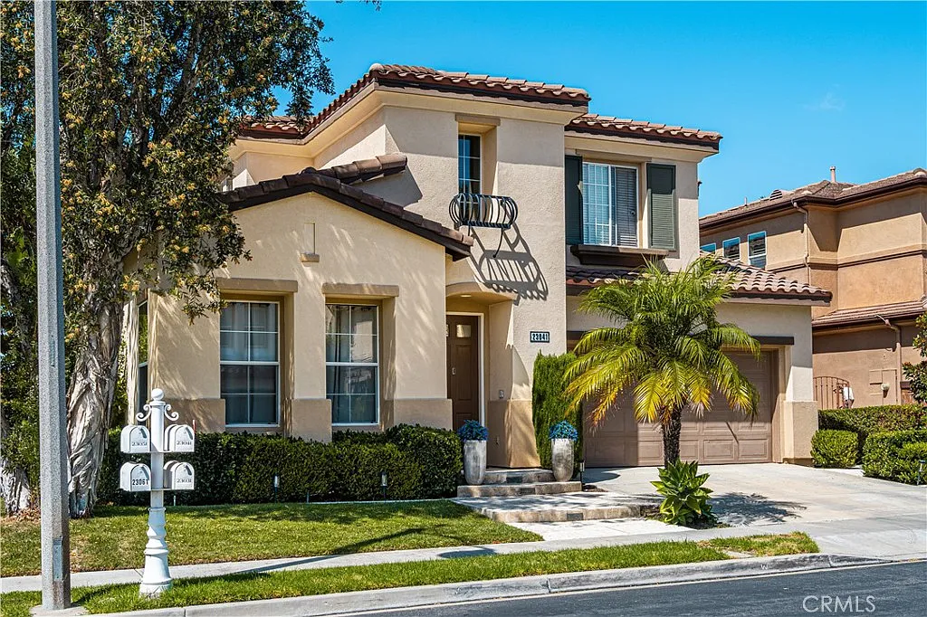 3 bed, 2.5 bath, 2679 sqft, $6,100 — Photo 3