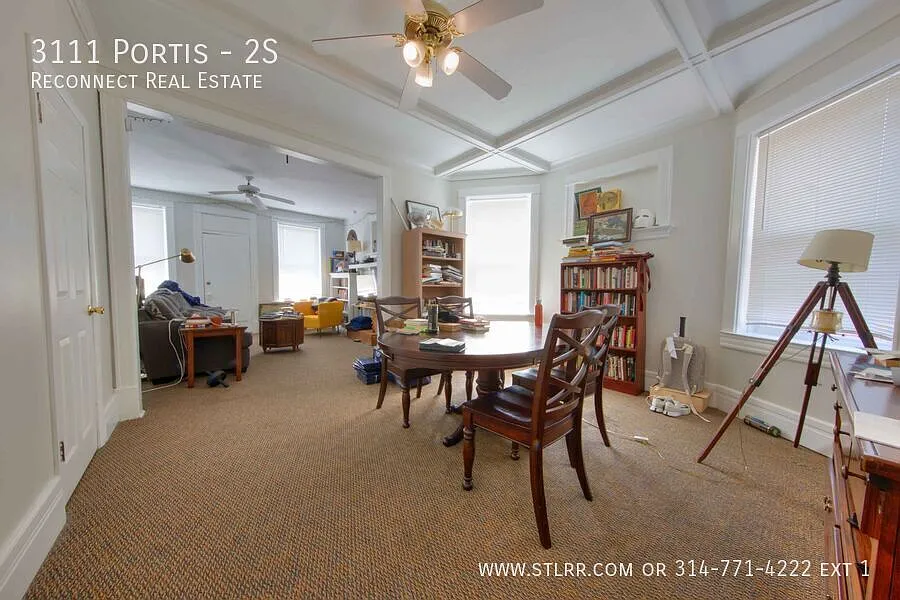 Great layout with this spacious 1 bedroom 1 bath apartment overlooking Tower grove park! — Photo 2