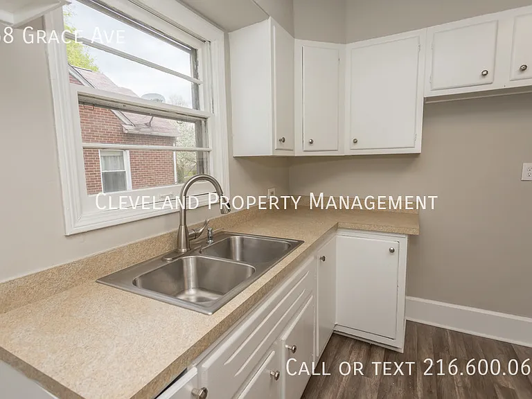 558 Grace Ave — Photo 3
