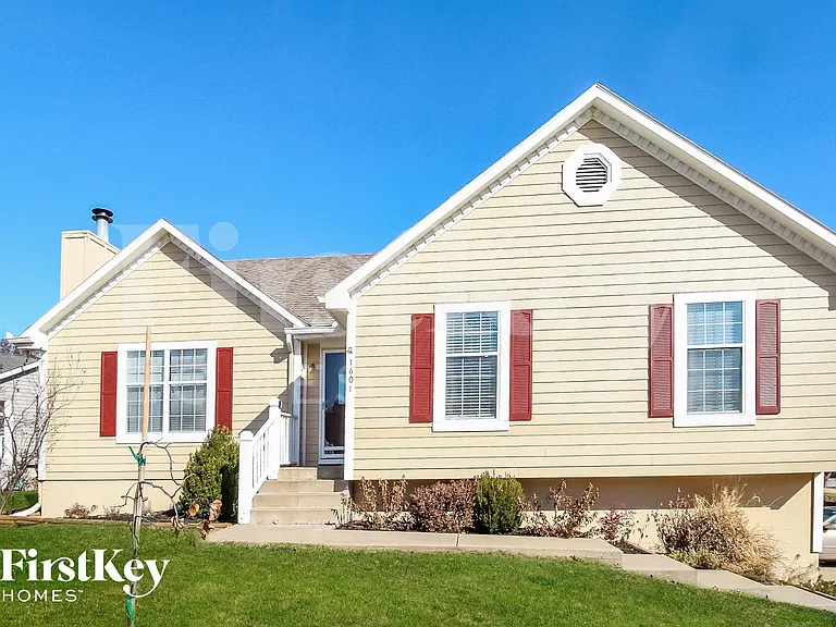 1601 NE Auburn Dr — Photo 2