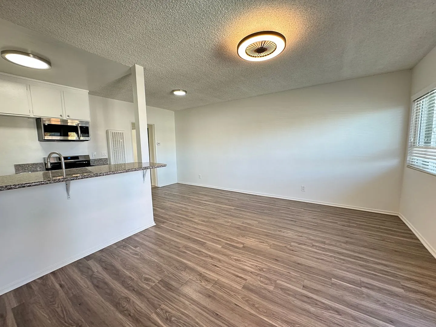 15925 Victory Blvd — Photo 4