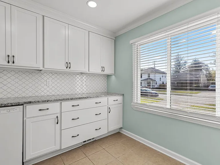 2215 Rowland Ave — Photo 10