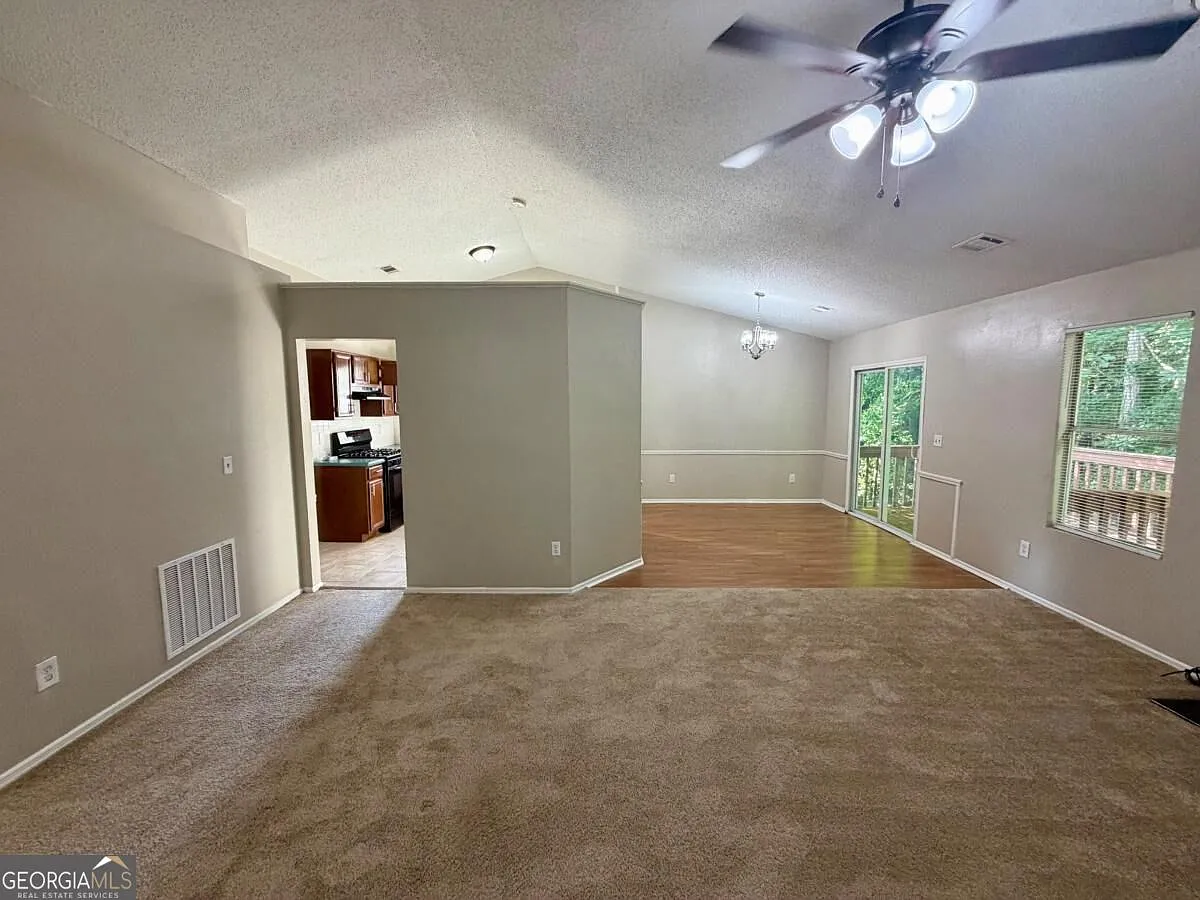3 bed, 2.0 bath, 1329 sqft, $1,640 — Photo 3